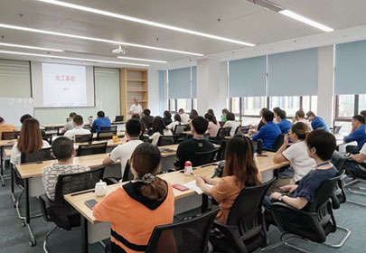 在工作中不斷學(xué)習(xí)，在學(xué)習(xí)中不斷進(jìn)步